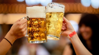 Prost - aber bitte lieber nicht auf „ex“. (Foto: Christoph Schmidt/dpa/dpa-tmn)