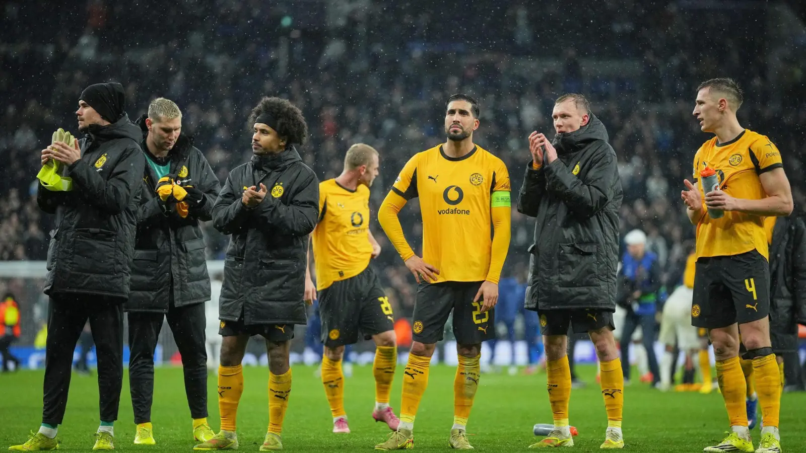 Kalte Dusche: Im verregneten London kassierte Borussia Dortmund eine verdiente Niederlage bei Tottenham Hotspur. (Foto: Kin Cheung/AP/dpa)