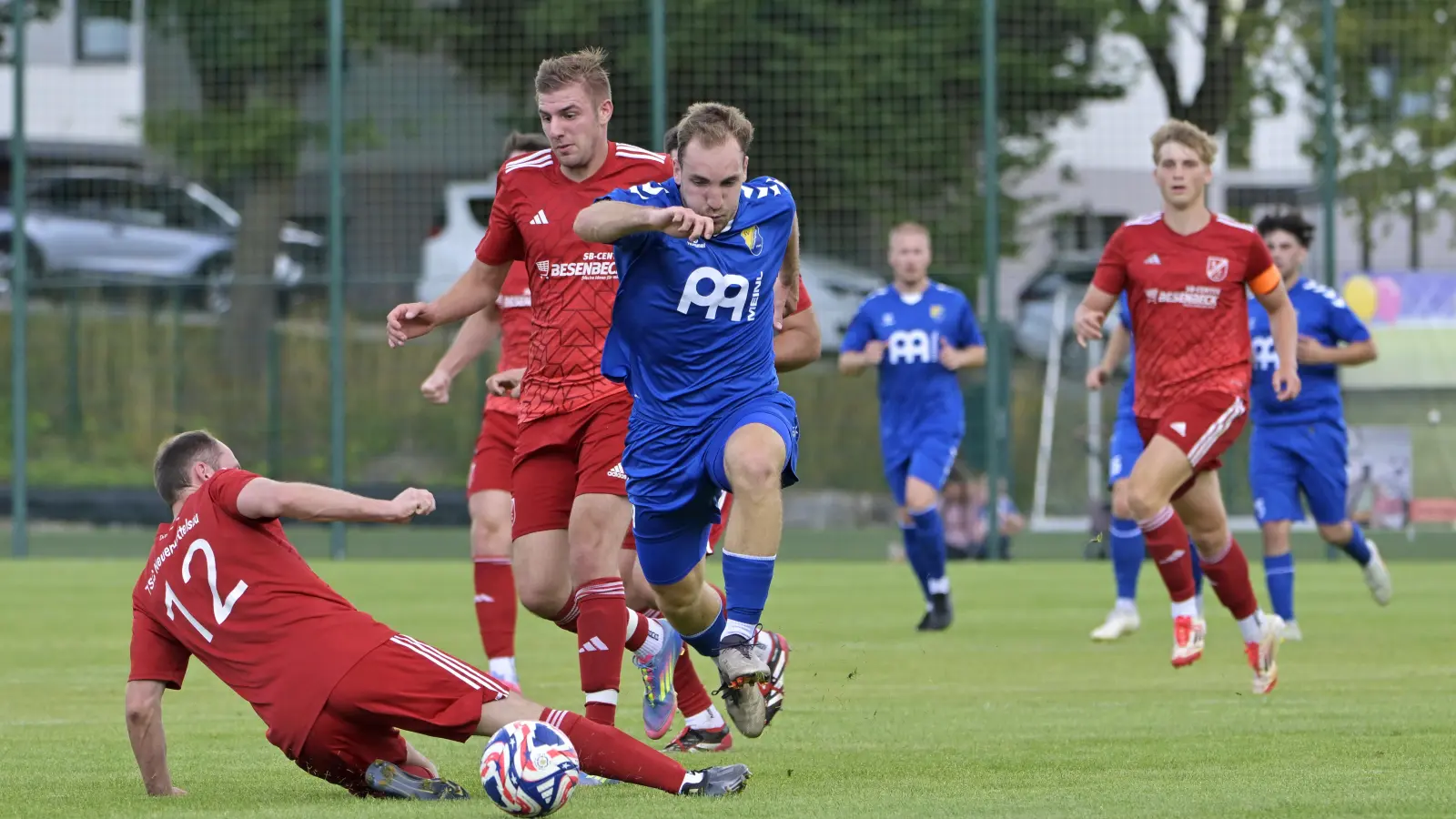 Im Hinspiel musste sich der SVG Steinachgrund (in Blau Niklas Rückel) dem TSC Neuendettelsau (in Rot unten Jochen Roth) mit 0:4 geschlagen geben. (Foto: Martin Rügner)