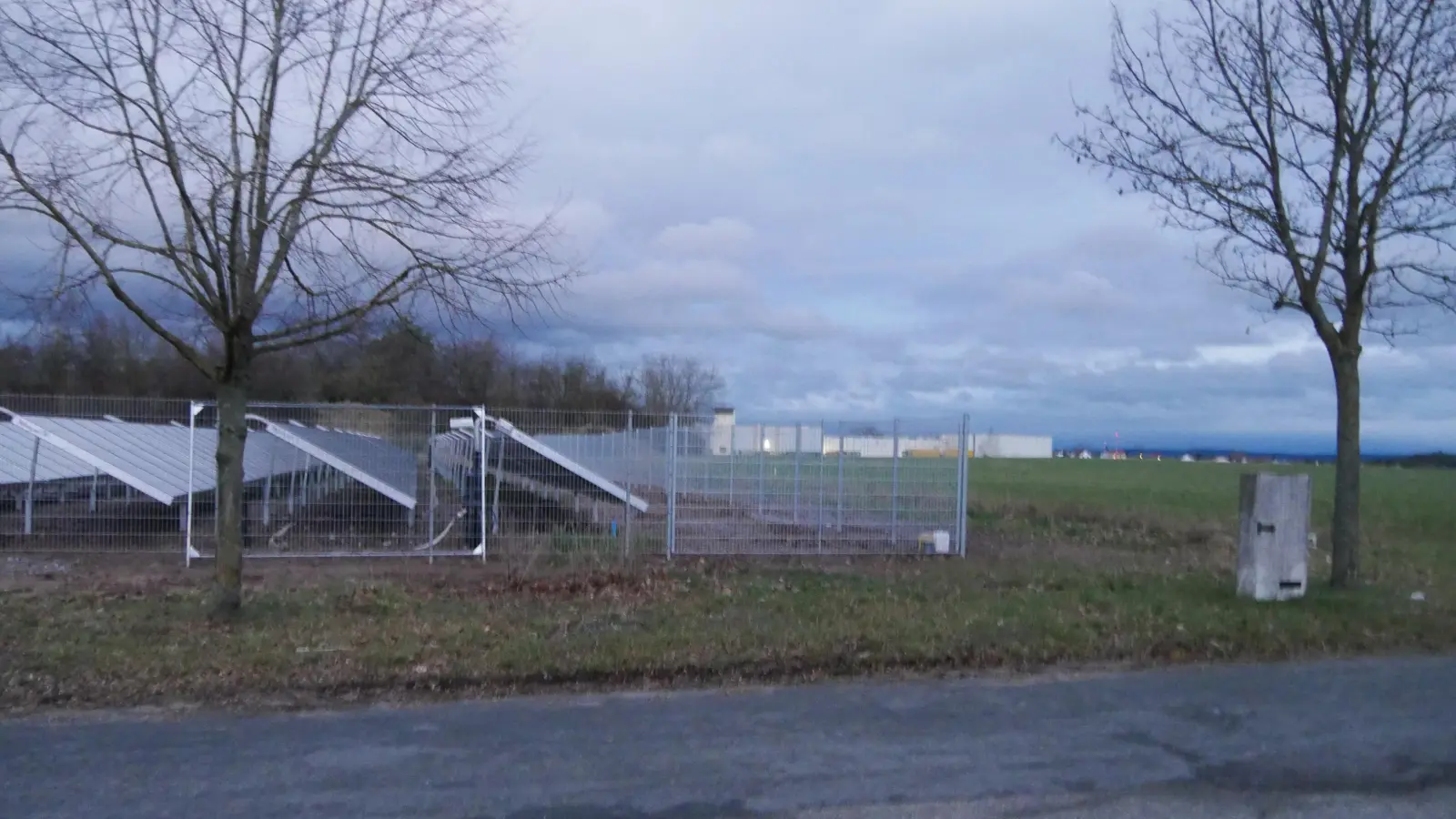 Auf dem Grundstück gegenüber dem Festplatz in der Frankenstraße sollen Wohncontainer für 40 Geflüchtete aufgestellt werden. Der Wunsch der Gemeinde: Möglichst weit entfernt von den Wohnhäusern und möglichst nah an den Solarmodulen. (Foto: Ulli Ganter)