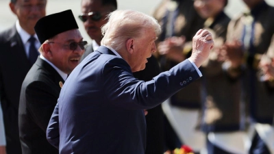 Trump präsentiert eine Tanzeinlage bei seiner Landung.  (Foto: Hasnoor Hussain/Pool Reuters/AP/dpa)