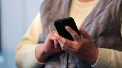 Das Projekt „Digitaler Engel“ erleichtert älteren Menschen den Zugang zu digitalen Informationen über Signal- und Whatsapp-Kanäle. (Foto: Bernd Wüstneck/dpa/dpa-tmn)
