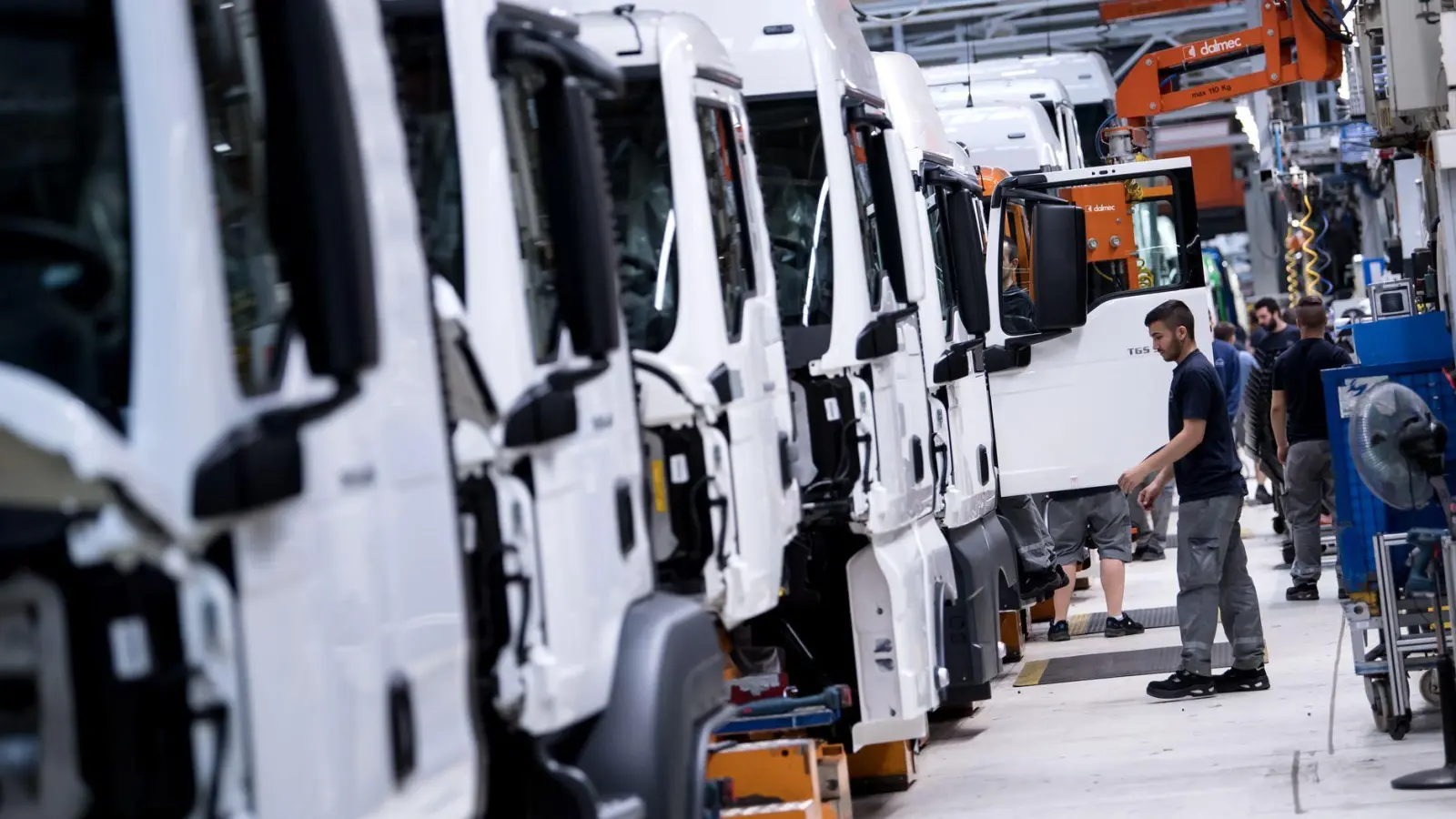 Produktion bei MAN: Das Münchner Unternehmen gehört zur VW-Tochter Traton. (Foto: Sven Hoppe/dpa)