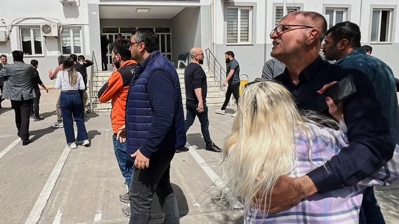 Erneut fielen Schüsse an einer Schule in der Türkei. (Foto: IHA/IHA via AP/dpa)