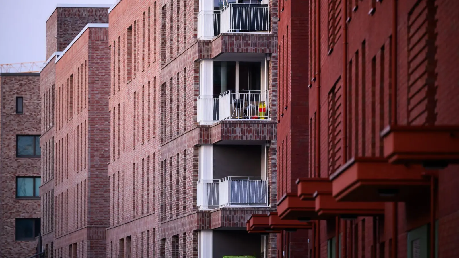 Etwas gesunkene Zinsen und steigende Mieten machen Immobilieninvestments attraktiv (Archivbild) (Foto: Julian Stratenschulte/dpa)