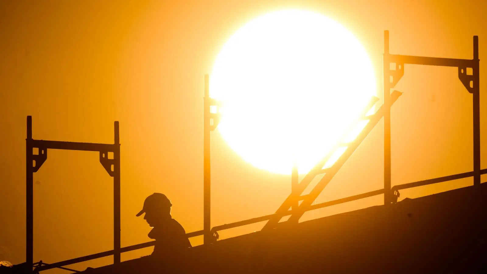 Frühmorgens mit der Arbeit draußen starten und in der Mittagszeit eine Pause einlegen, ist im Sommer sinnvoll. Denn zwischen 11 und 15 Uhr ist die Belastung durch UV-B-Strahlen meist am höchsten. (Foto: Julian Stratenschulte/dpa/dpa-tmn)