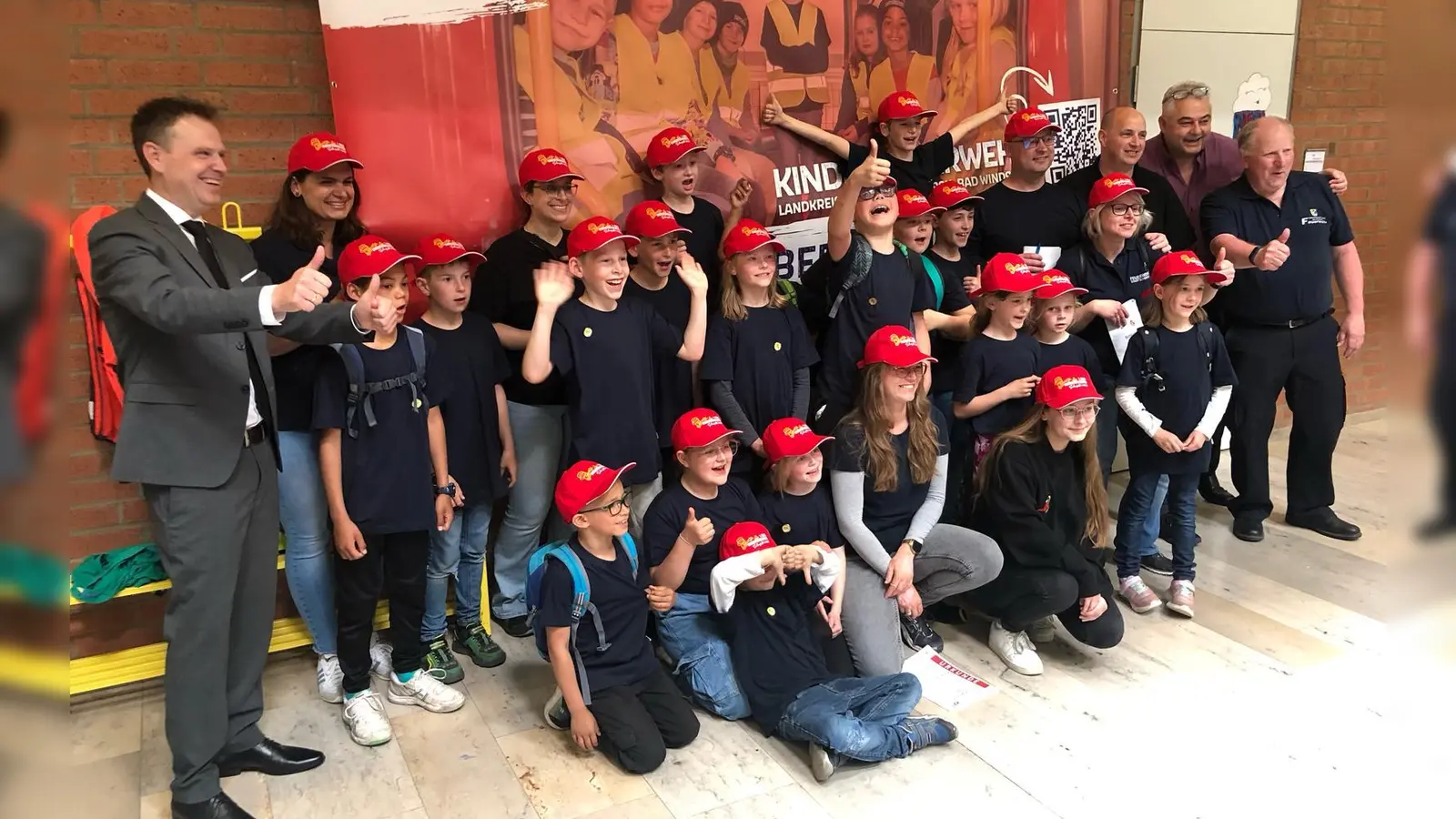 Mit Landrat Dr. Christian von Dobschütz (links) sowie Kreisbrandrat Alfred Tilz und Bürgermeister Claus Seifert (von rechts) an der Seite, starteten die Kinder ihren ersten Feuerwehrtag in der Grund- und Mittelschule von Scheinfeld. Der Landrat stellte die Bedeutung der Mädchen und Jungen heraus: „Ihr seid die Feuerwehr von morgen.“ (Foto: Martina Hinkelmann)