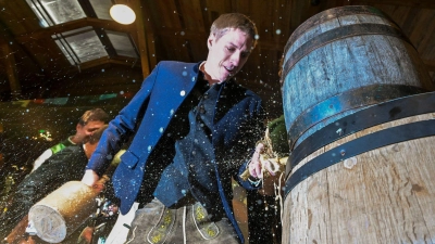 Krause hat Erfahrungen damit, ein Giesinger-Fass anzustechen. (Archivbild) (Foto: Peter Kneffel/dpa)