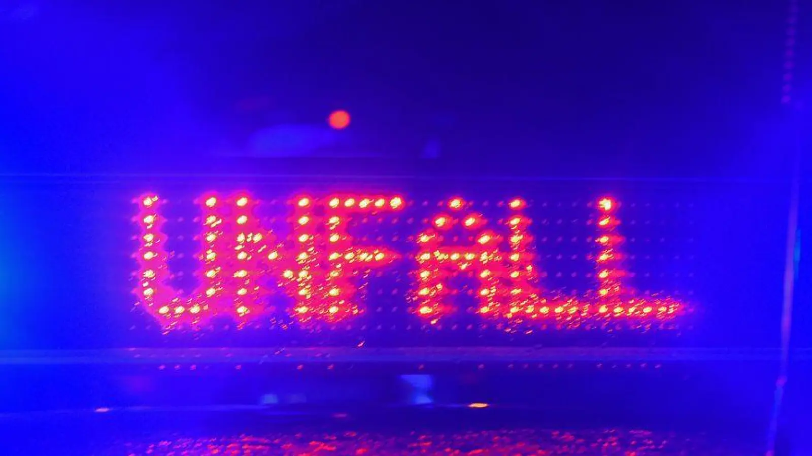 Der Fahrer kommt vorsorglich in ein Krankenhaus. (Symbolbild) (Foto: Stefan Puchner/dpa)