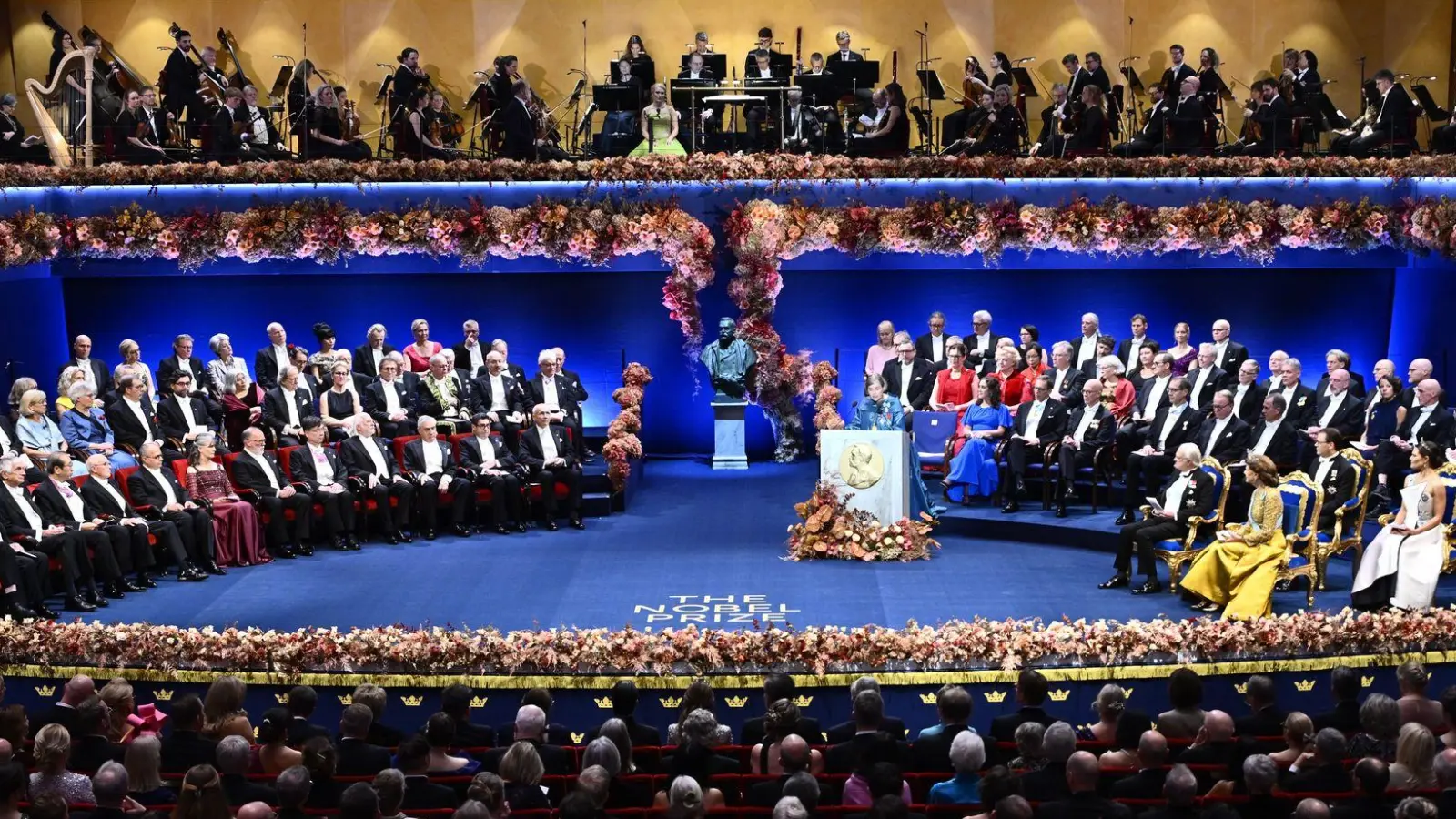 Eine besondere Feier für die Nobelpreisträger, die auf der Bühne aufgereiht in der vorderen linken Reihe sitzen. (Foto: Anders Wiklund/TT News Agency/AP/dpa)