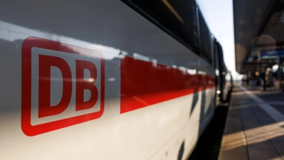 Wegen der Sperrung eines Streckenabschnitts müssen Züge laut Bahn an geeigneten Stellen warten. (Symbolbild) (Foto: Daniel Karmann/dpa)
