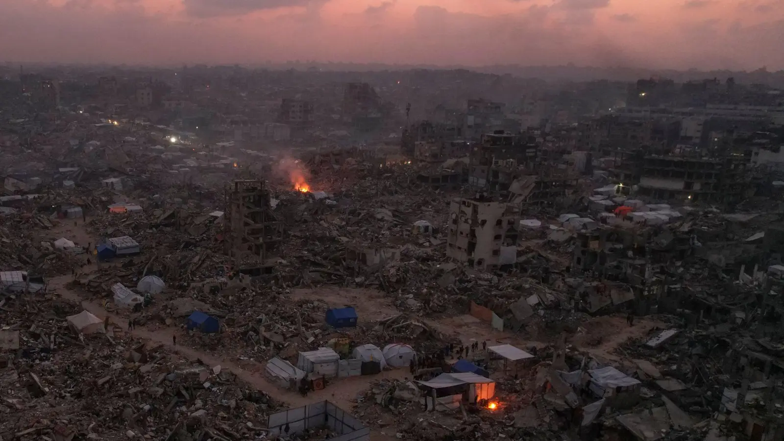 Die Gespräche über die nächste Phase der Waffenruhe im Gazastreifen sollen weitergehen. (Archivbild)  (Foto: Mohammad Abu Samra/AP/dpa)