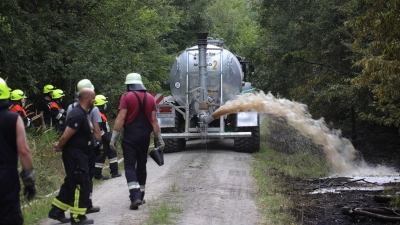 Bei Nordenberg im Landkreis Ansbach ist am Donnerstag ein Waldbrand Quadratmetern ausgebrochen. Durch rasches Eingreifen konnte er rasch unter Kontrolle gebracht werden; große Hilfe leisteten dabei auch Landwirte, die mit ihren Wasserfässern die Löscharbeiten unterstützten.  (Foto: NEWS5 / Markus Zahn)