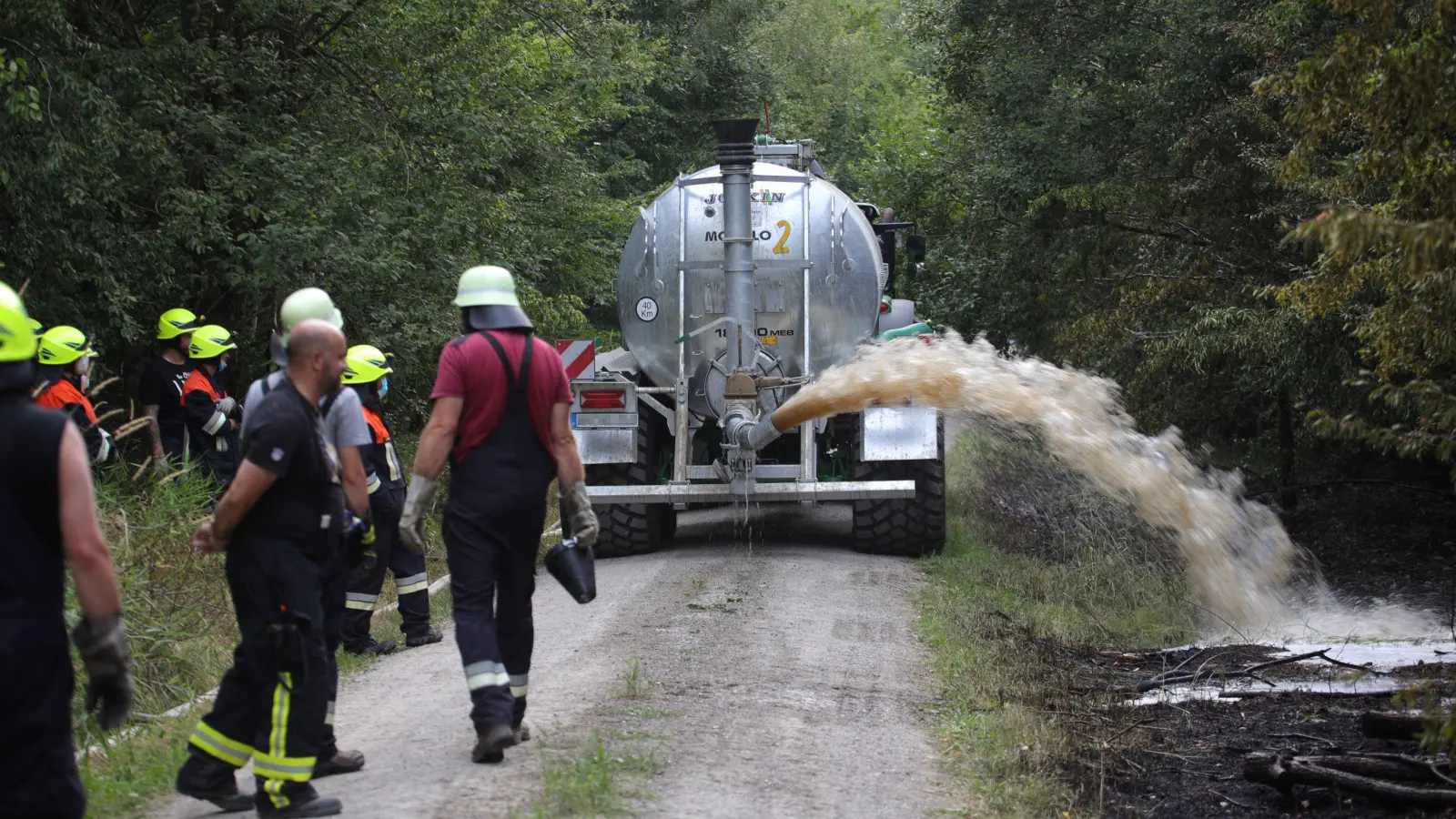 Bei Nordenberg im Landkreis Ansbach ist am Donnerstag ein Waldbrand Quadratmetern ausgebrochen. Durch rasches Eingreifen konnte er rasch unter Kontrolle gebracht werden; große Hilfe leisteten dabei auch Landwirte, die mit ihren Wasserfässern die Löscharbeiten unterstützten.  (Foto: NEWS5 / Markus Zahn)