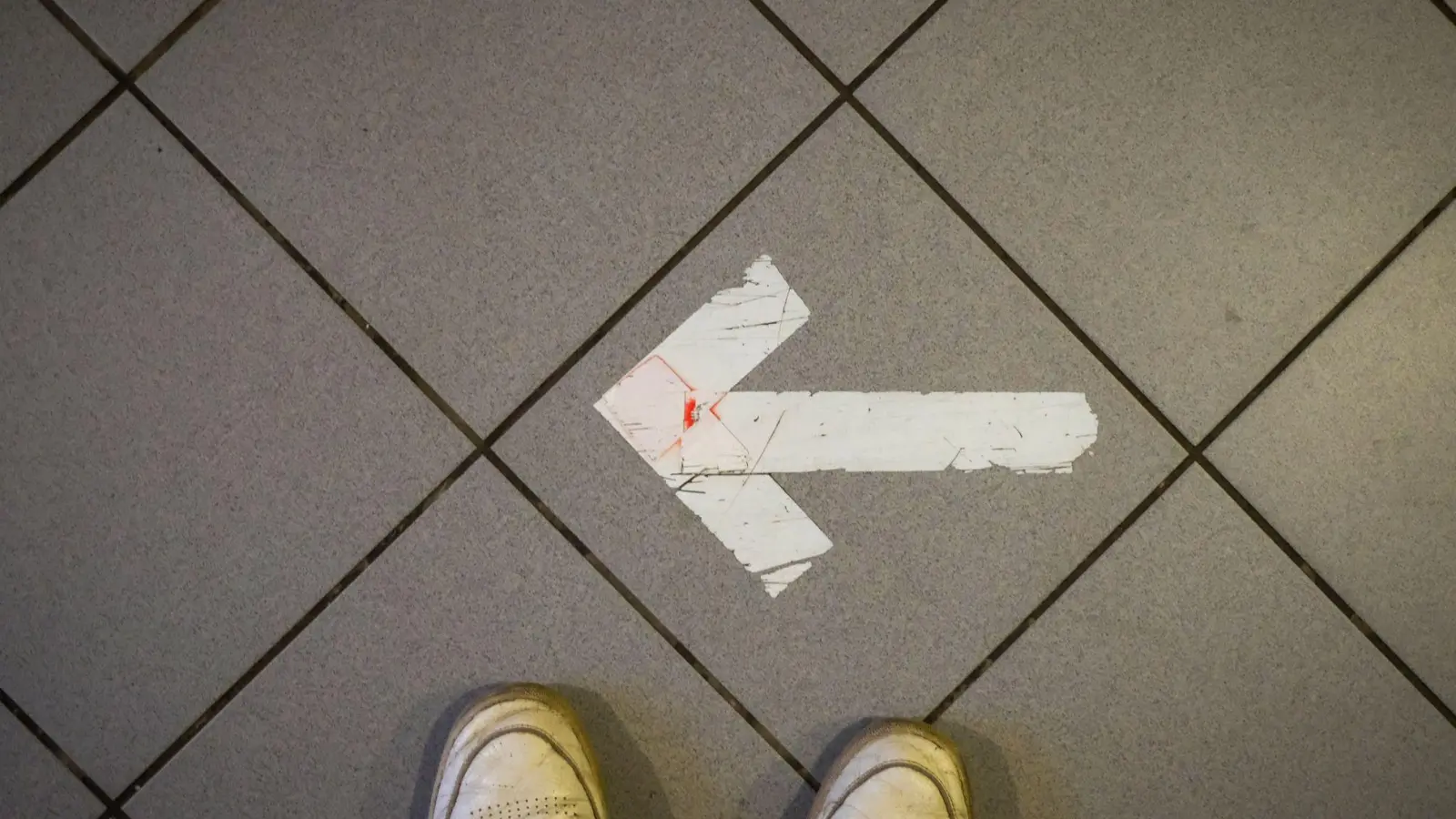 Wer falsch eingruppiert wurde, sollte sich erst einmal an den Betriebsrat wenden. (Foto: Sebastian Willnow/dpa/dpa-tmn)