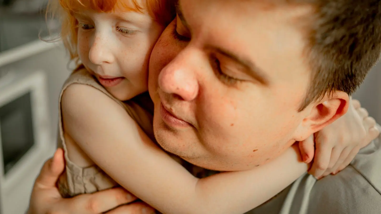 Väter, aber auch Mütter, denken in solchen Momenten: „Eigentlich müsste ich mir viel mehr Zeit zum Kuscheln nehmen.“ Und schon sind die Schuldgefühle da.  (Foto: Anastasiya Amraeva/Westend61/dpa-tmn)