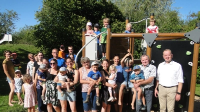 OB Thomas Deffner (rechts) und CSU-Stadtrat Gerhard Sauerhammer mit Strüthern und ihren Kindern vor dem neuen Spielgerät. (Foto: Winfried Vennemann)