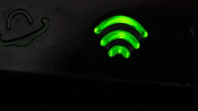 In die Kategorie der anzeigepflichtigen Dienste und Preise fällt auch die Miete eines Routers, wenn dieser im Paket mit einem Festnetztarif für Internet und Telefonie angeboten wird. (Foto: Andrea Warnecke/dpa-tmn)