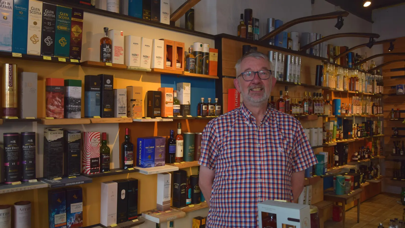 „Da wird ein großes Stück fehlen“: Ende September sperrt Michael Sichelstiel sein Whisky-Kontor endgültig zu. Zehn Jahre lang hat er das Geschäft in der Neustadt betrieben. (Foto: Florian Schwab)