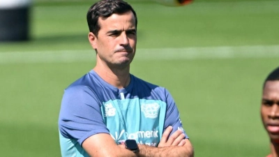 Carles Martinez leitet sein erstes Mannschaftstraining bei Bayer Leverkusen.  (Foto: Federico Gambarini/dpa)