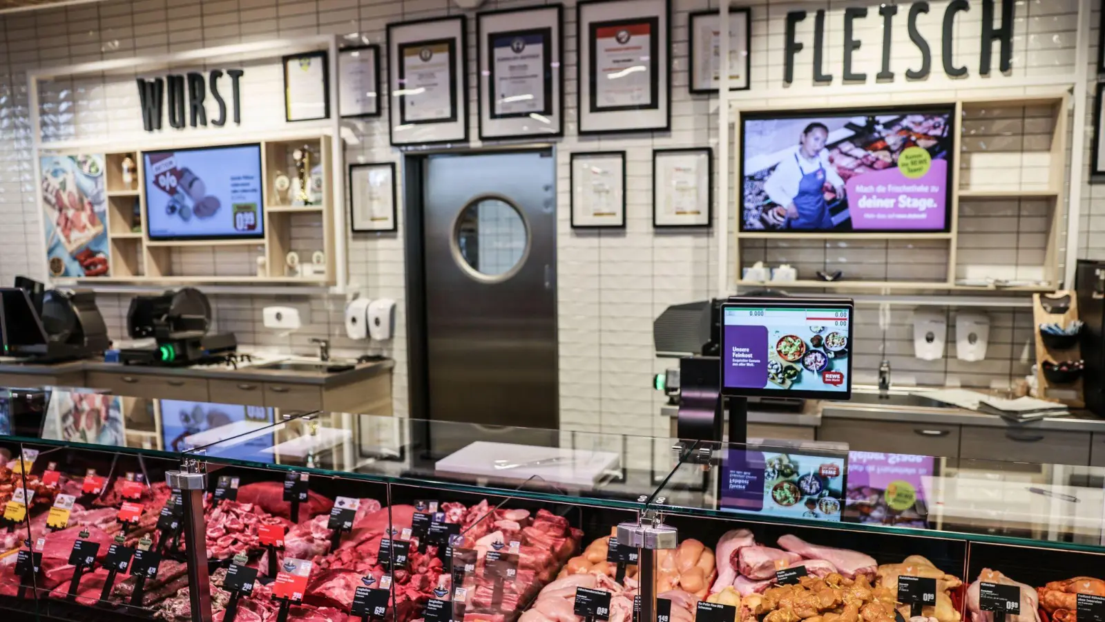 Viele Supermarktketten suchen verzweifelt nach Personal für ihre Bedientheken. (Foto: Oliver Berg/dpa)