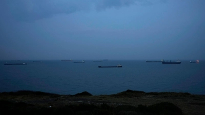 Im Schwarzen Meer ankernde Frachtschiffe. Moskau droht, Frachtschiffe als Gegner einzustufen. (Foto: Khalil Hamra/AP/dpa)