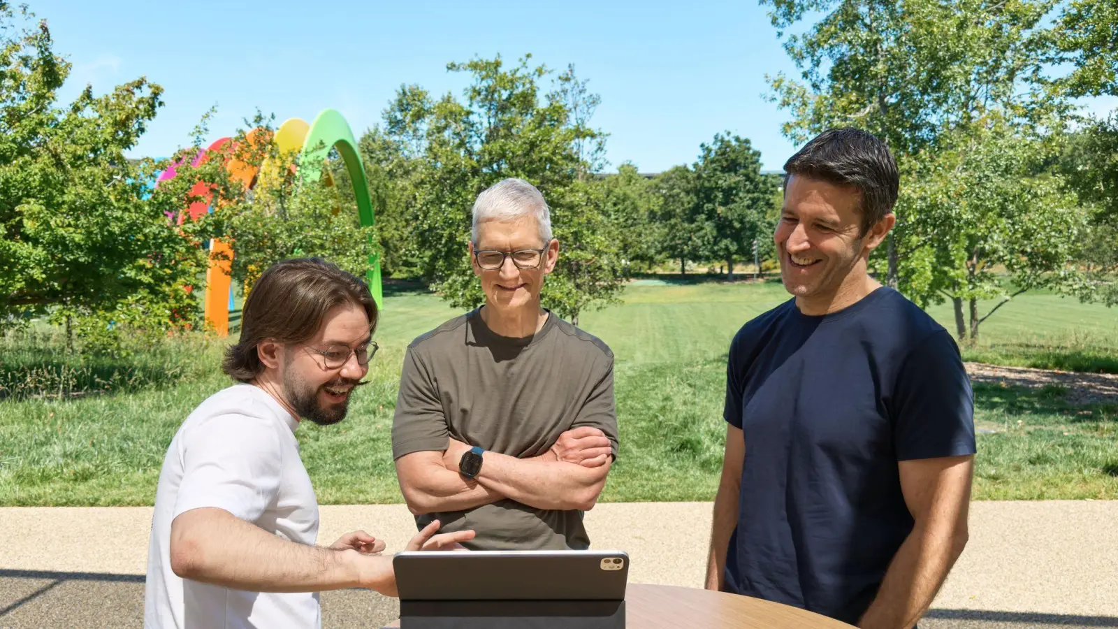 Anton Baranov (l) zeigte seine App sowohl Apple-Chef Tim Cook (M) als auch dessen designiertem Nachfolger John Ternus. (Foto: -/Apple/dpa)