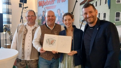 Gastwirt Bernd Engelhardt (links) und Bürgermeister Simon Schäffler (rechts) flankieren die Harmonika-Weltmeister Aleksander Pacek und Klara Mißebner nach deren Eintrag ins goldene Buch der Gemeinde Langfurth. (Foto: Friedrich Zinnecker)