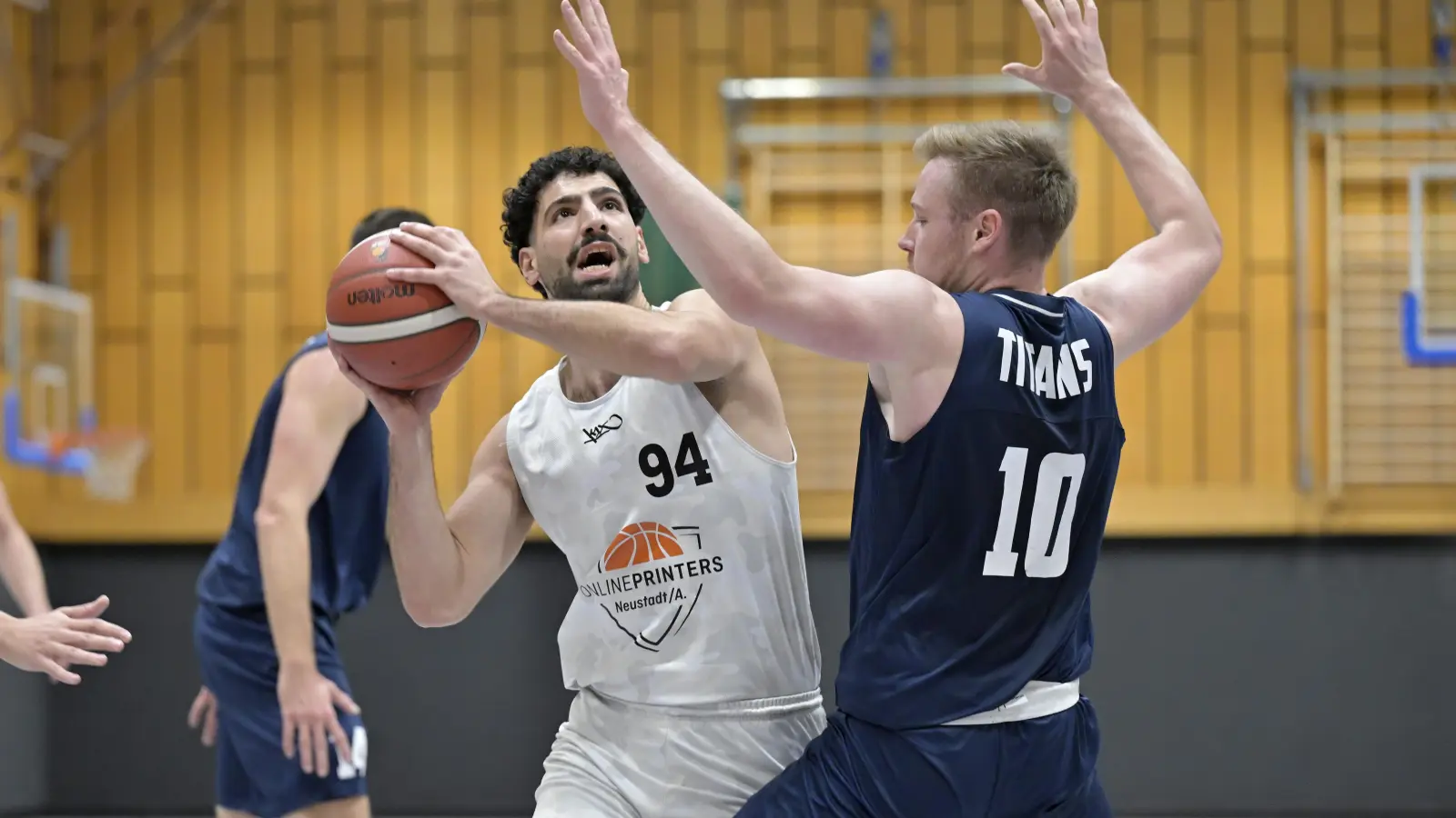 Ebenso wie sein Bruder Nour spielte auch Nedal Jenniat (am Ball) groß auf. Gegen Dresden (Lorenz Domrös) steuerte er 13 Punkte bei. Nour kam auf 16 Punkte. (Foto: M. Rügner)