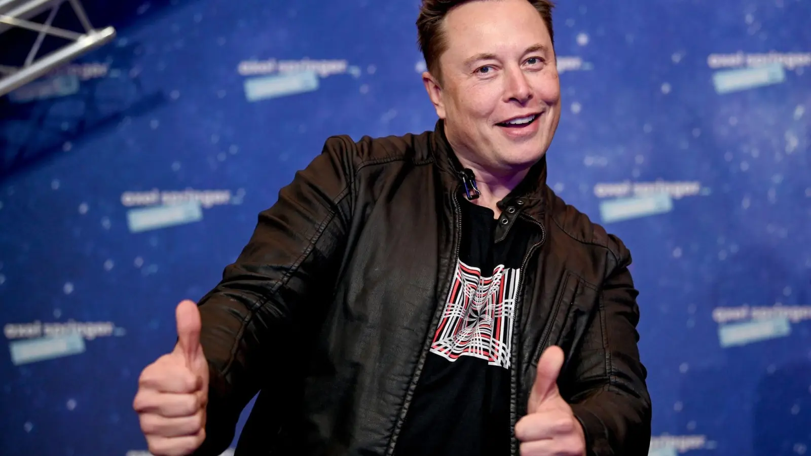 Elon Musk posiert bei der Preisverleihung des Axel Springer Awards. (Foto: Britta Pedersen/dpa/Pool/dpa)