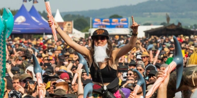 Fans jubeln der Band Wind Rose auf der Mainstage zu. (Foto: Evi Lemberger)