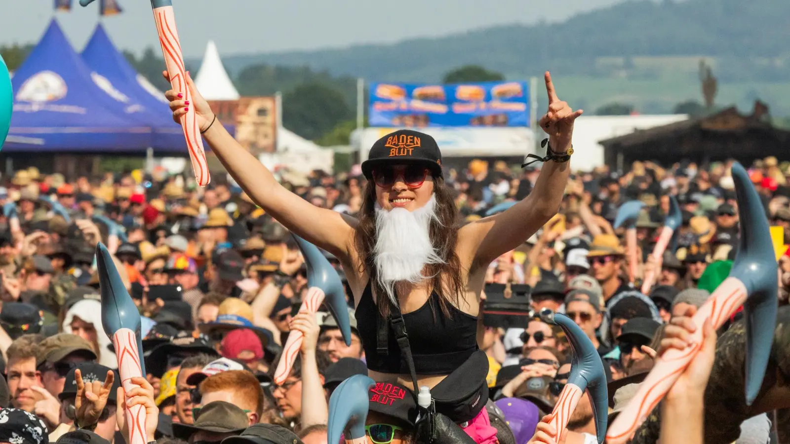 Fans jubeln der Band Wind Rose auf der Mainstage zu. (Foto: Evi Lemberger)