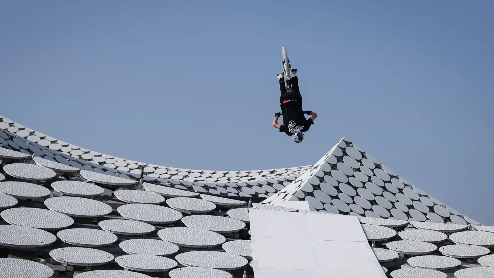 Das hat vor ihm noch keiner gemacht: Fabio Wibmer fährt auf dem Dach der Elphi und macht einen Rückwärtssalto. (Foto: Christian Charisius/dpa)