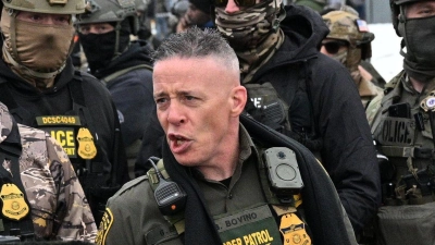 Sein rabiates Auftreten verschaffte Bovino Anerkennung bei Präsident Trump. (Archivbild) (Foto: Tom Baker/AP/dpa)