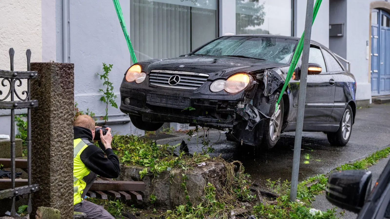 Vor dem Landgericht Passau ist ein Mann zu acht Jahren Haft verurteilt worden, weil er mit seinem Auto seine Ex-Partnerin, seine Tochter und eine Freundin seiner Ex-Partnerin angefahren hat. (Archivbild) (Foto: Armin Weigel/dpa)