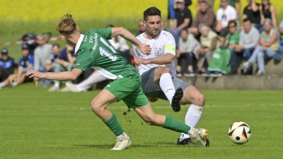 David Scherb (Fortuna Neuses, rechts) führt die Torjägerliste der Bezirksliga an. (Foto: Martin Rügner)