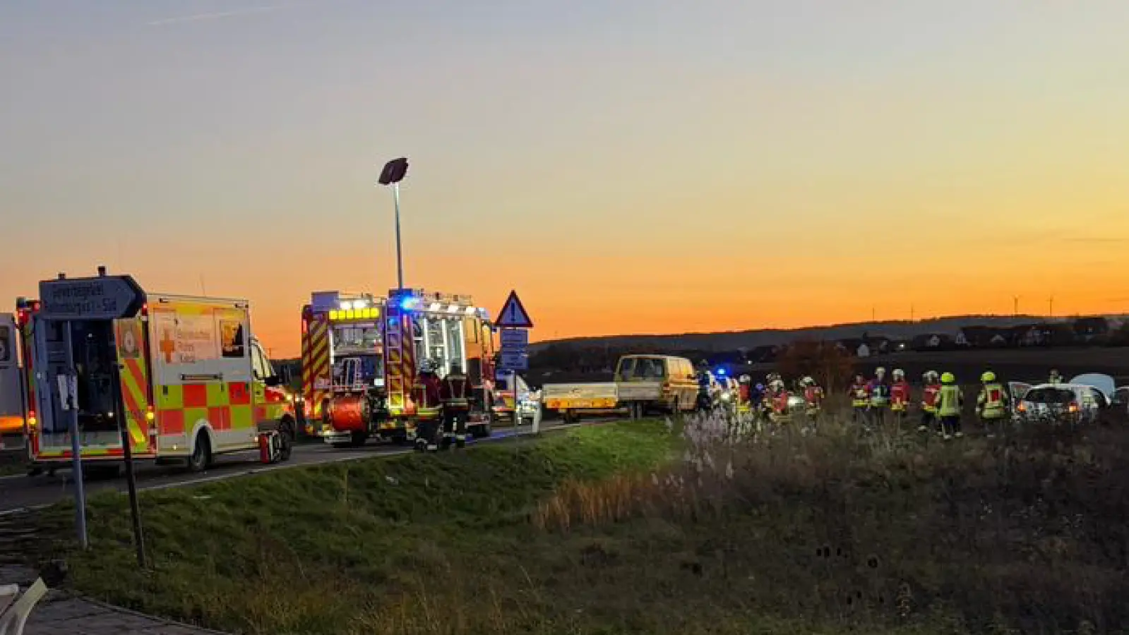 Das Auto wurde durch die Wucht des Aufpralls von der Straße geschleudert. (Foto: Feuerwehr Rothenburg/Thomas Hörber)