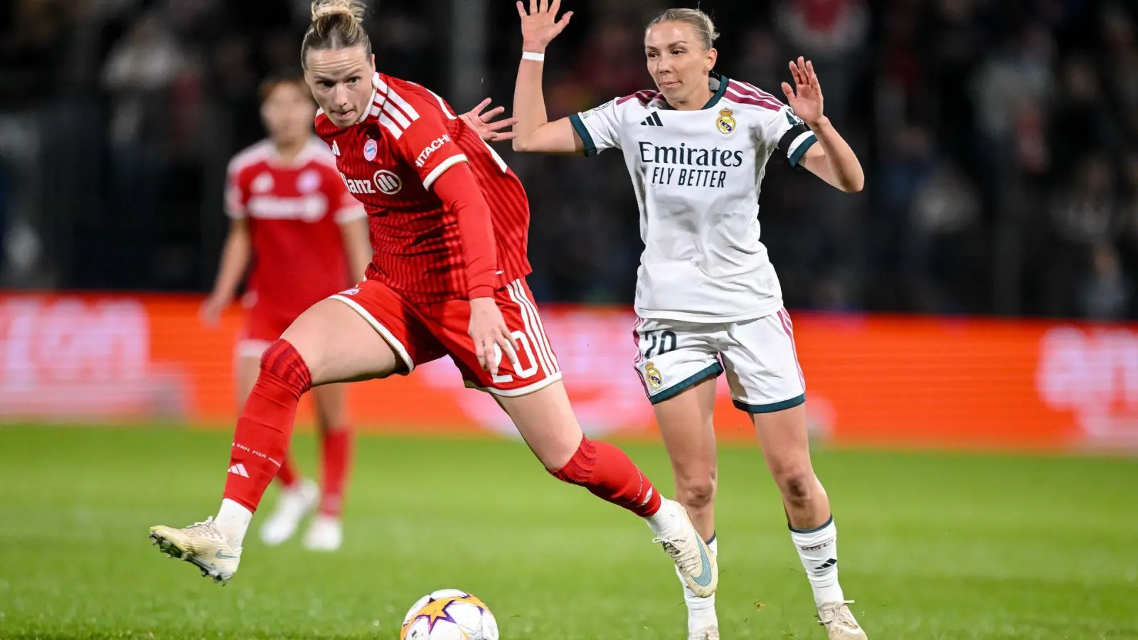 Duell zweier DFB-Nationalspielerinnen: Bayerns Kett (links) und Madrids Senß. (Foto: Harry Langer/dpa)