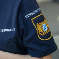 Die bayerische Sicherheitswacht soll weiter wachsen. (Archivbild) (Foto: Daniel Karmann/dpa)