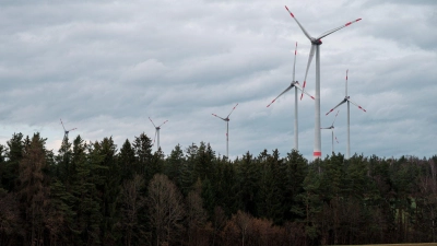 In bestimmten Ausnahmen lockern die Staatsforsten ihr bisheriges Vergabeverfahren für Windräder - nicht immer ist die Höhe der Pacht das entscheidende Kriterium für einen Zuschlag. (Archivbild) (Foto: Daniel Vogl/dpa)