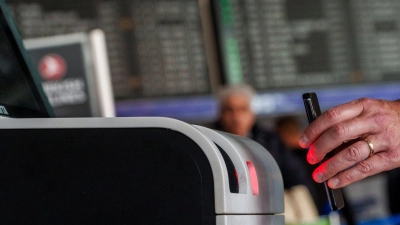 Ein QR-Code mit Reisedaten wird vom Scanner des Check-in-Automaten gelesen. (Foto: Andreas Arnold/dpa)