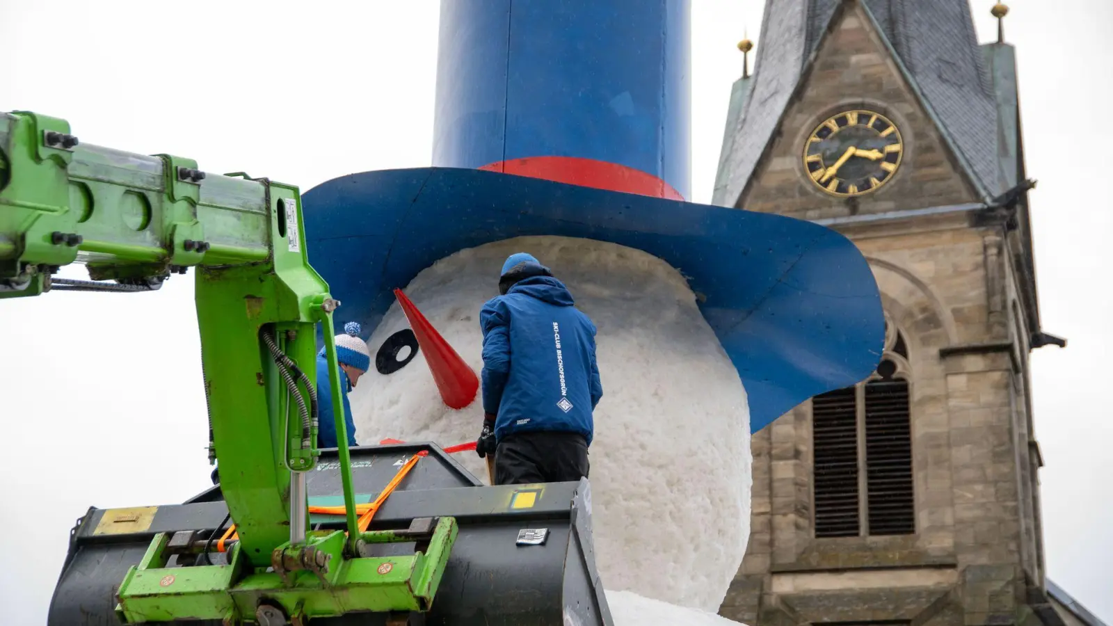 Feinschliff für den Schneemann „Jakob“. (Foto: Pia Bayer/dpa)