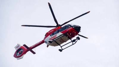 Ein Rettungshubschrauber ist bei dem Arbeitsunfall im Einsatz. (Symbolbild) (Foto: Stefan Sauer/dpa)