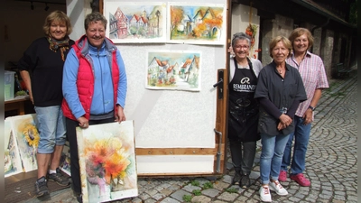 Fünf Frauen auf Mal-Urlaub in Dinkelsbühl (von links): Gaby Rühling, Brigitte Moucha, Petra Rackow, Edith Schäfer und Ute Hafen vor dem Atelier von Art + Farbe im Alten Bauhof in Dinkelsbühl. (Foto: Jasmin Kiendl )