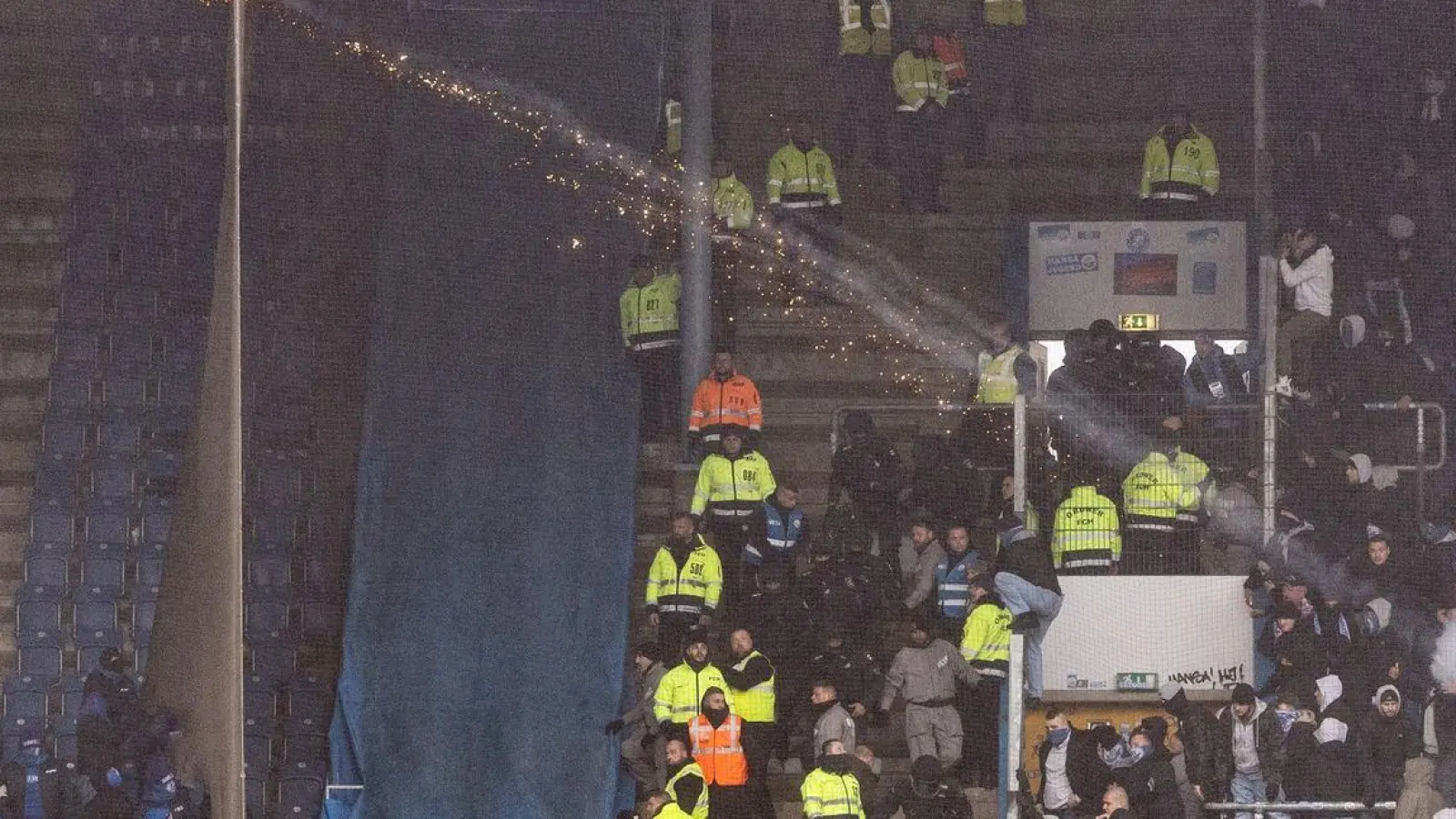 Die Partie von Hansa Rostock gegen den FC Schalke 04 wurde von schweren Ausschreitungen überschattet. (Foto: Axel Heimken/dpa)