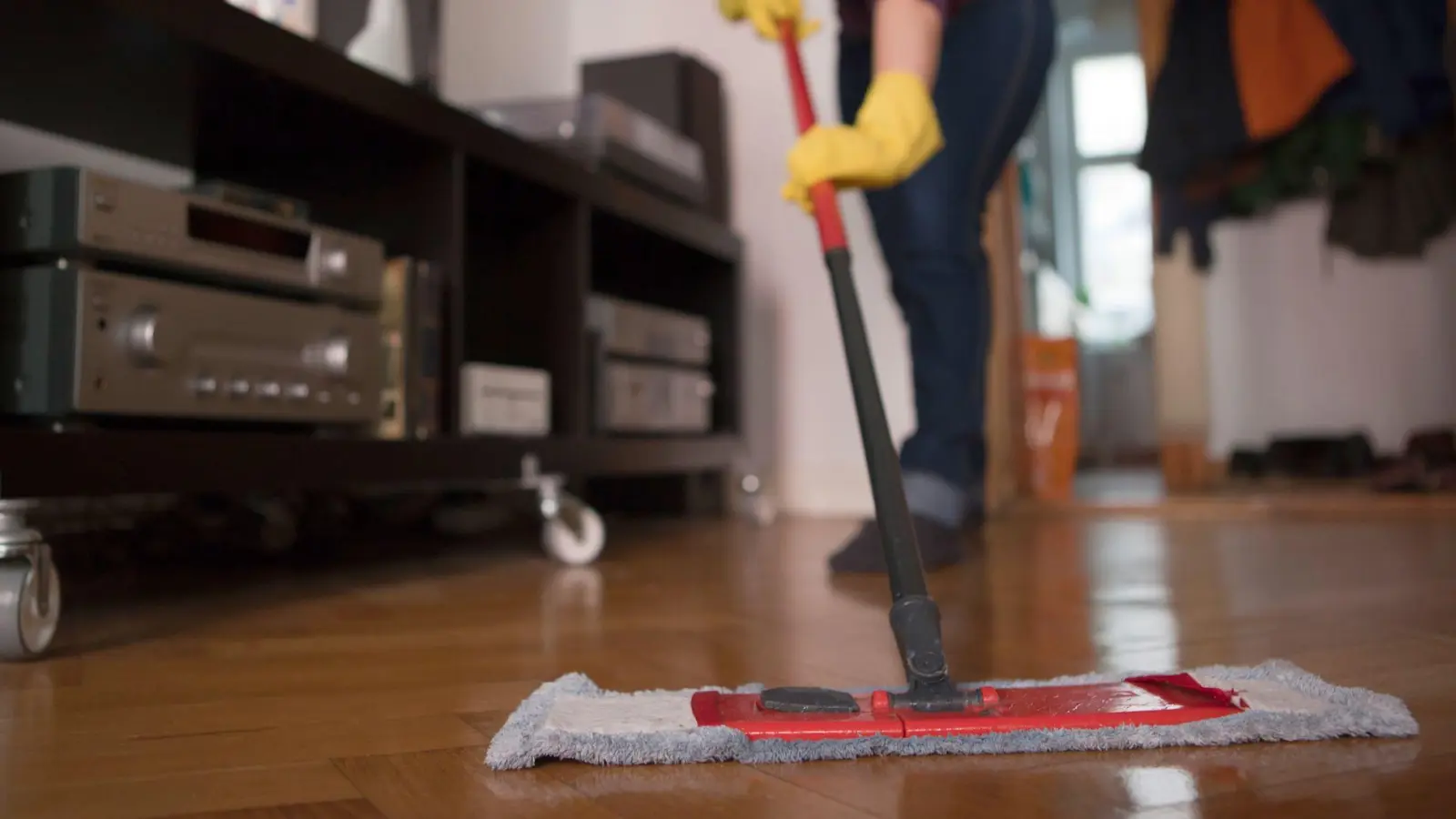 Beim Wischen von Parkettböden sollte der Lappen nur nebelfeucht sein. (Foto: Silvia Marks/dpa-tmn)
