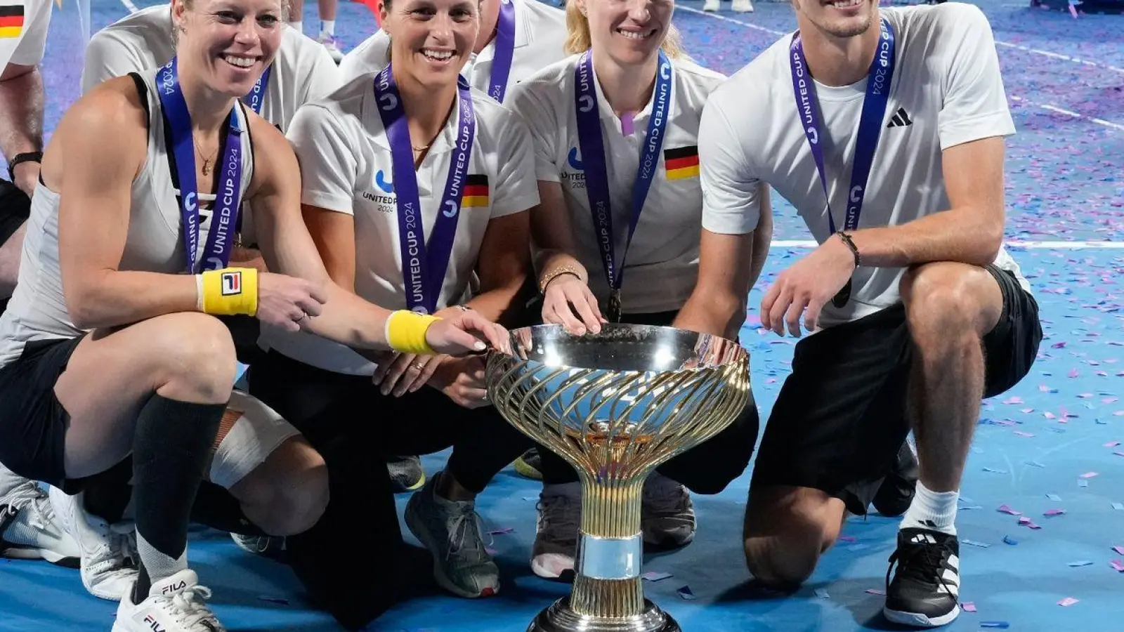 Das deutsche Team posiert mit dem Pokal nach dem Sieg über das polnische Team. (Foto: Mark Baker/AP/dpa)