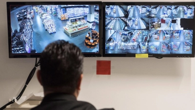 Ein Ladendetektiv kam einem Täterpaar auf die Schliche, die in einem Dinkelsbühler Verbrauchermarkt Ware mitgehen lassen wollten. Zunächst entkamen sie unerkannt. (Symbolbild: Boris Roessler/dpa)