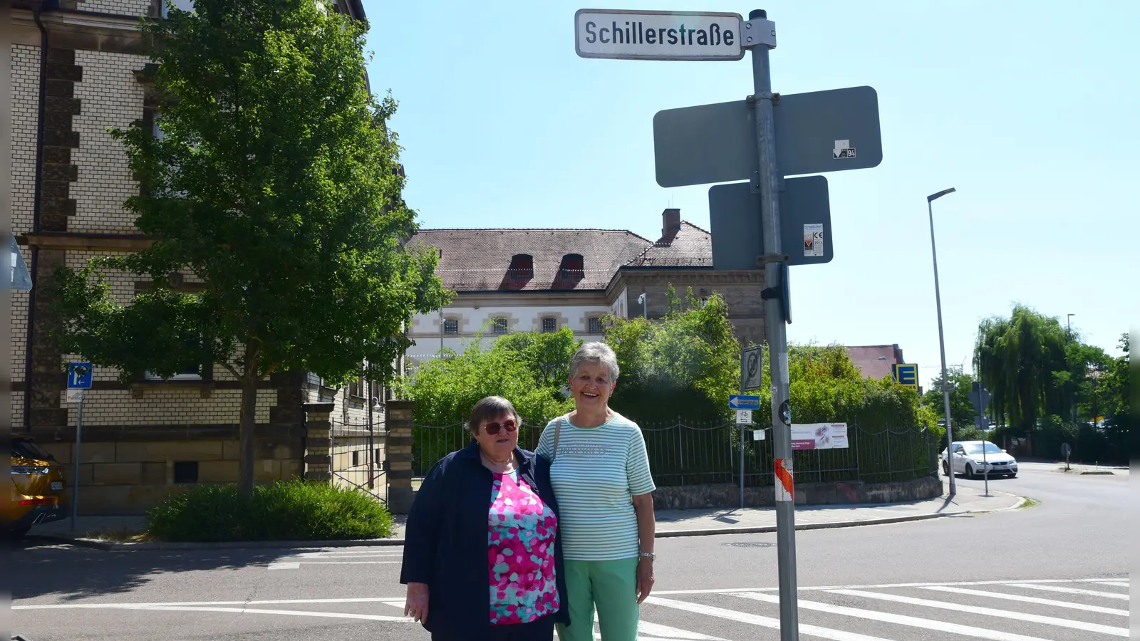 Waltraud Richter und Waltraud Hensold (links) arbeiten seit 40 Jahren ehrenamtlich zusammen. Nun organisierten sie eine Veranstaltung für Senioren zum Thema Straßenschilder der Stadt. (Foto: Irmeli Pohl)