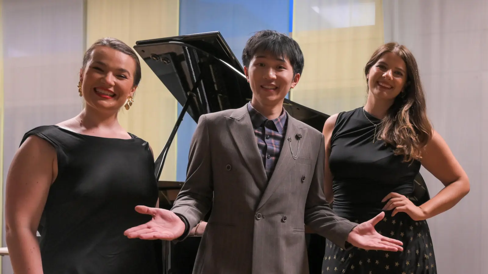 Nach einem gelungenen Abend vor dem Flügel: die Sopranistin Breanna Stuart, der Tenor Hao Li und die Mezzosopranistin Kristina Fekonja (von links. (Foto: René Chlopotowski)